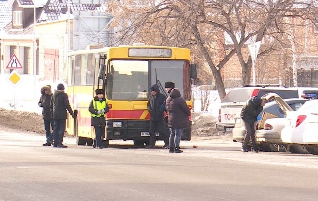 Сбитая автобусом в Костанае 20-летняя девушка скончалась