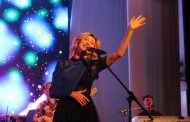 Перед концертом в Костанае Вика Цыганова сломала руку