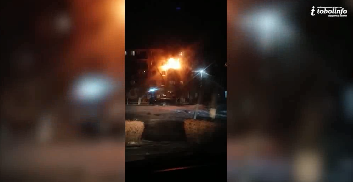 В Лисаковске горит квартира, в данный момент пожарные ликвидируют очаг возгорания