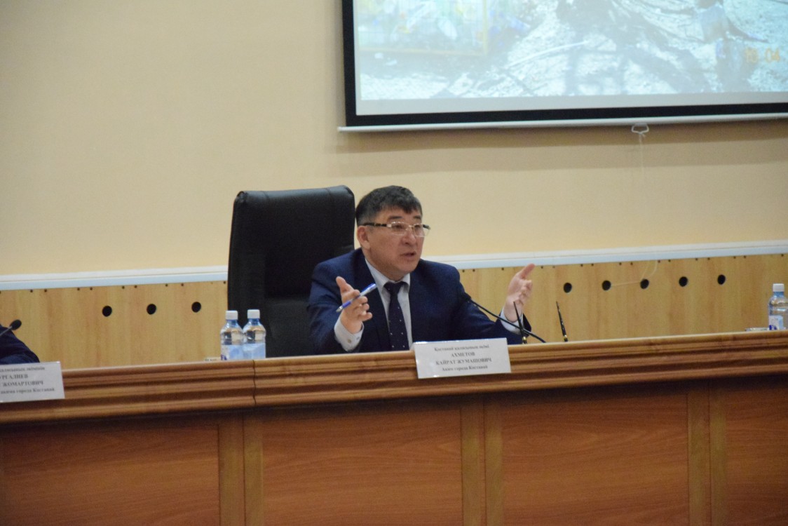 Аким города велел предусмотреть деньги на аукцион для передачи контейнерных площадок в городе