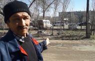 Стоянка, принадлежащая руководителю ЖКХ города, так же утопает в прошлогодней листве и мусоре