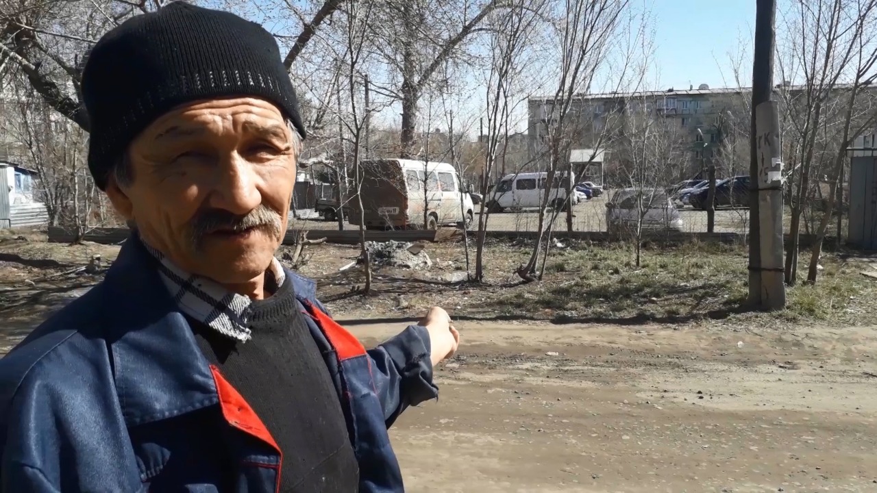 Стоянка, принадлежащая руководителю ЖКХ города, так же утопает в прошлогодней листве и мусоре