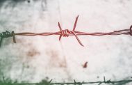 Россиянин, которого поймали на незаконном пересечении границы, ножом пронзил себе живот