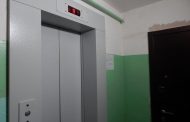 Сидеть в сломанном лифте для новоселов микрорайона Аэропорт становится уже нормой