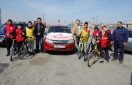 Участники велопробега в Карасуском районе, приуроченного ко Дню Победы, останавливались у каждого памятника на своем пути