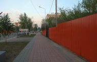 Деревянные и невзрачные заборы в Костанае заменят желтыми и оранжевыми