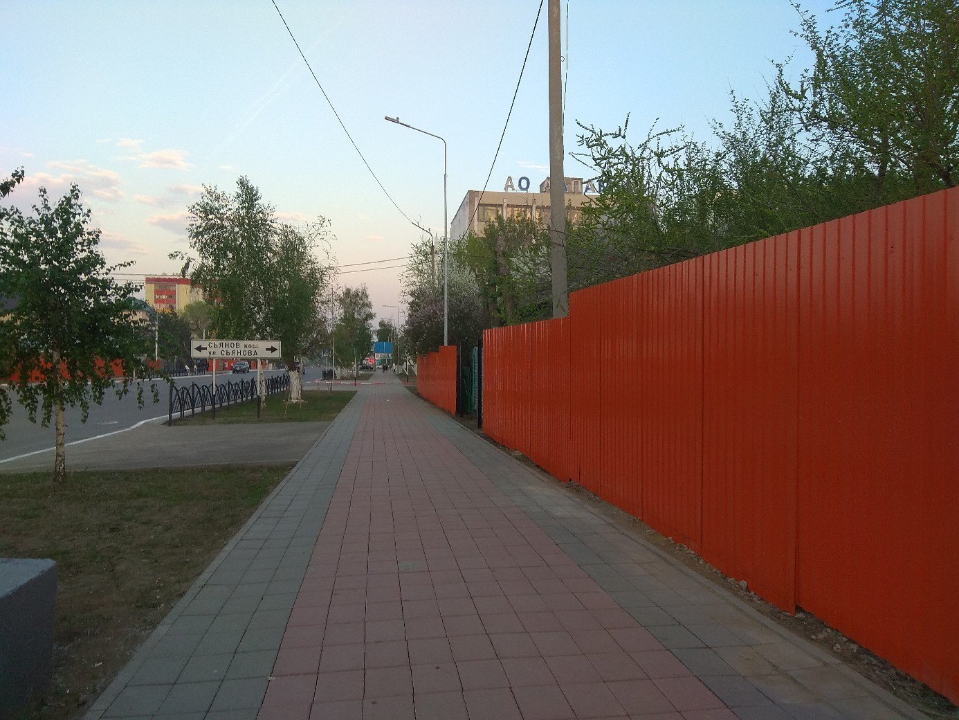 Деревянные и невзрачные заборы в Костанае заменят желтыми и оранжевыми