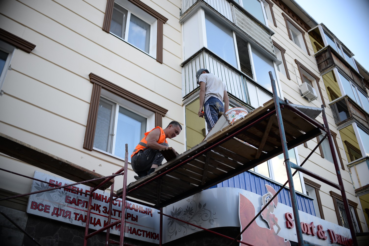 Корреспонденты «ТоболИнфо» проверили,  насколько безопасен материал, которым облицовывают дома