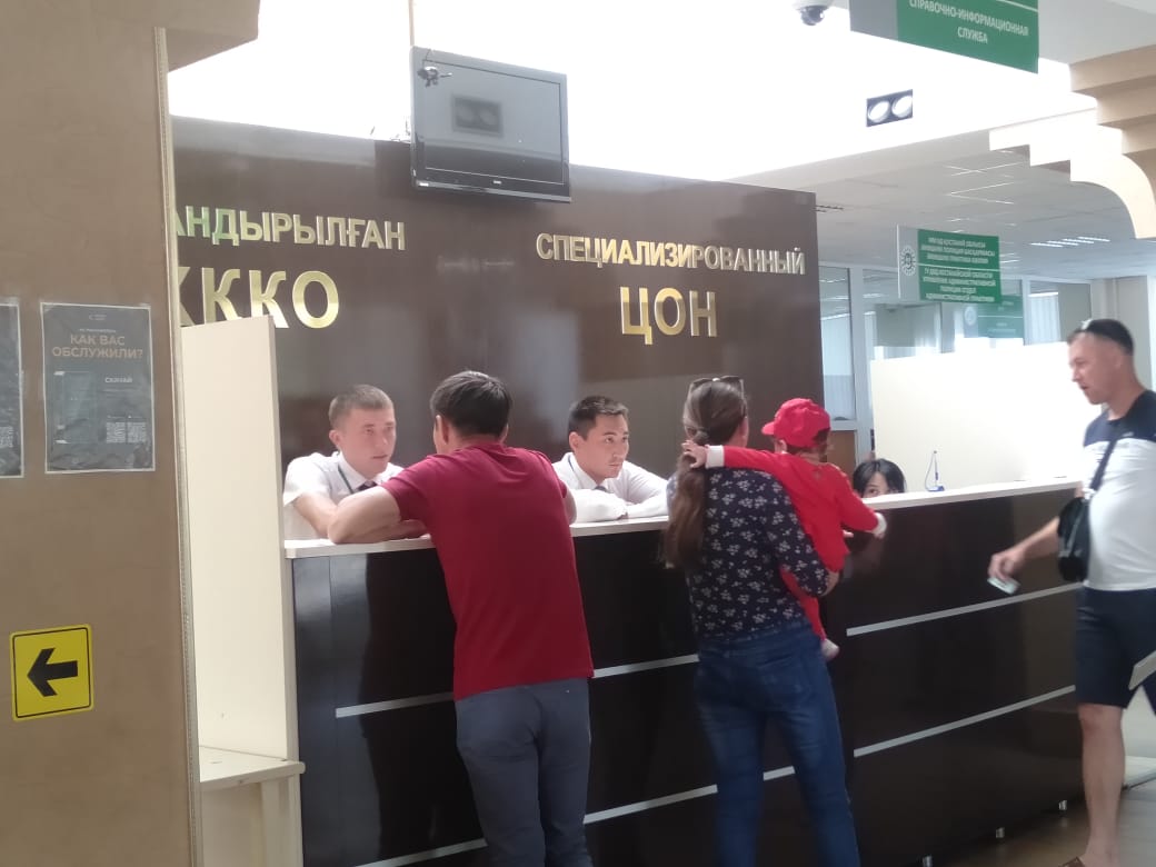 Костанайские водители, чтобы поставить автомобиль на учет, вынуждены ночевать  в машинах