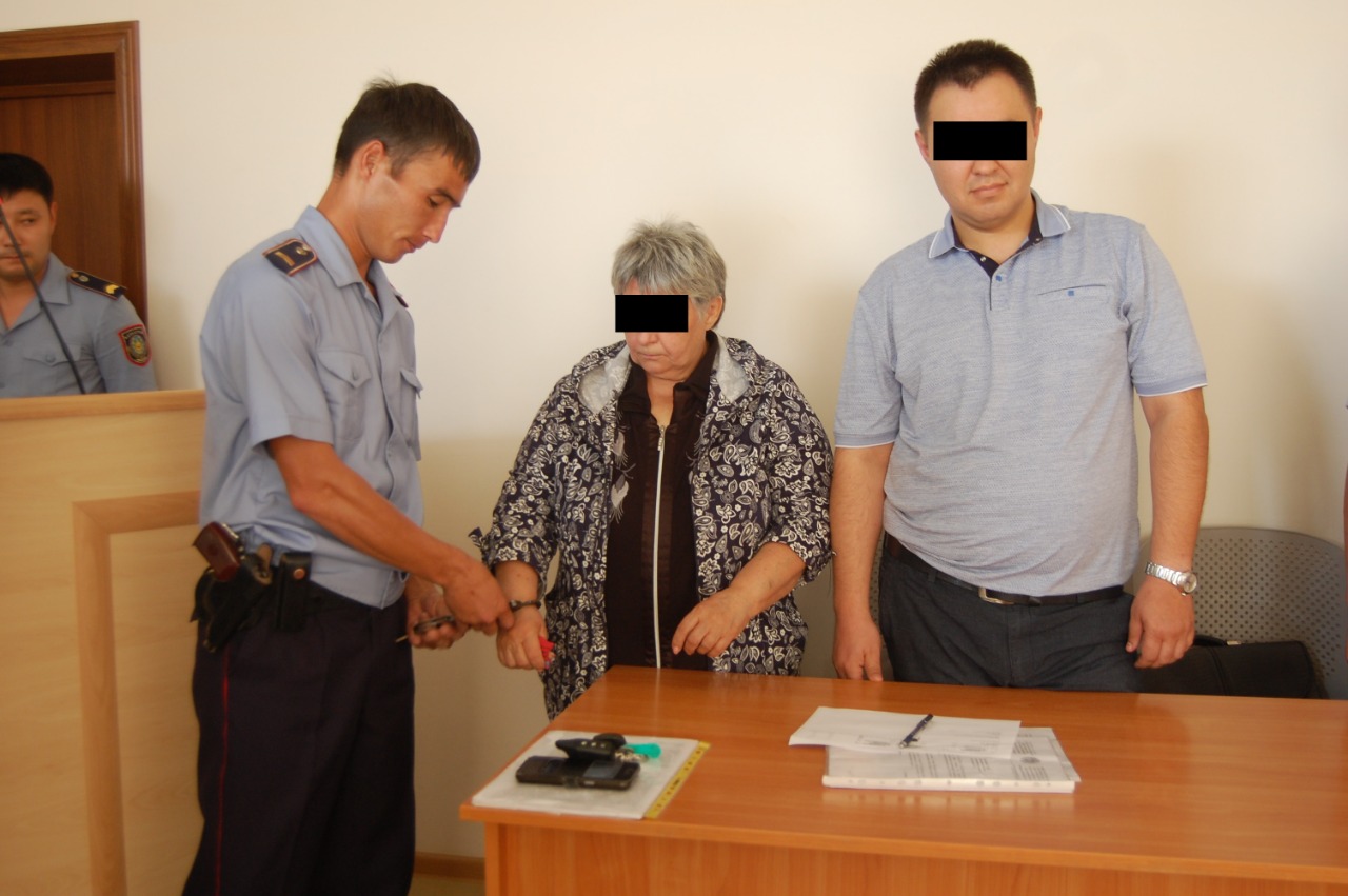На 9 лет лишения свободы в общей сложности осудили экс-сотрудников отдела земельных отношений и взяткодателя