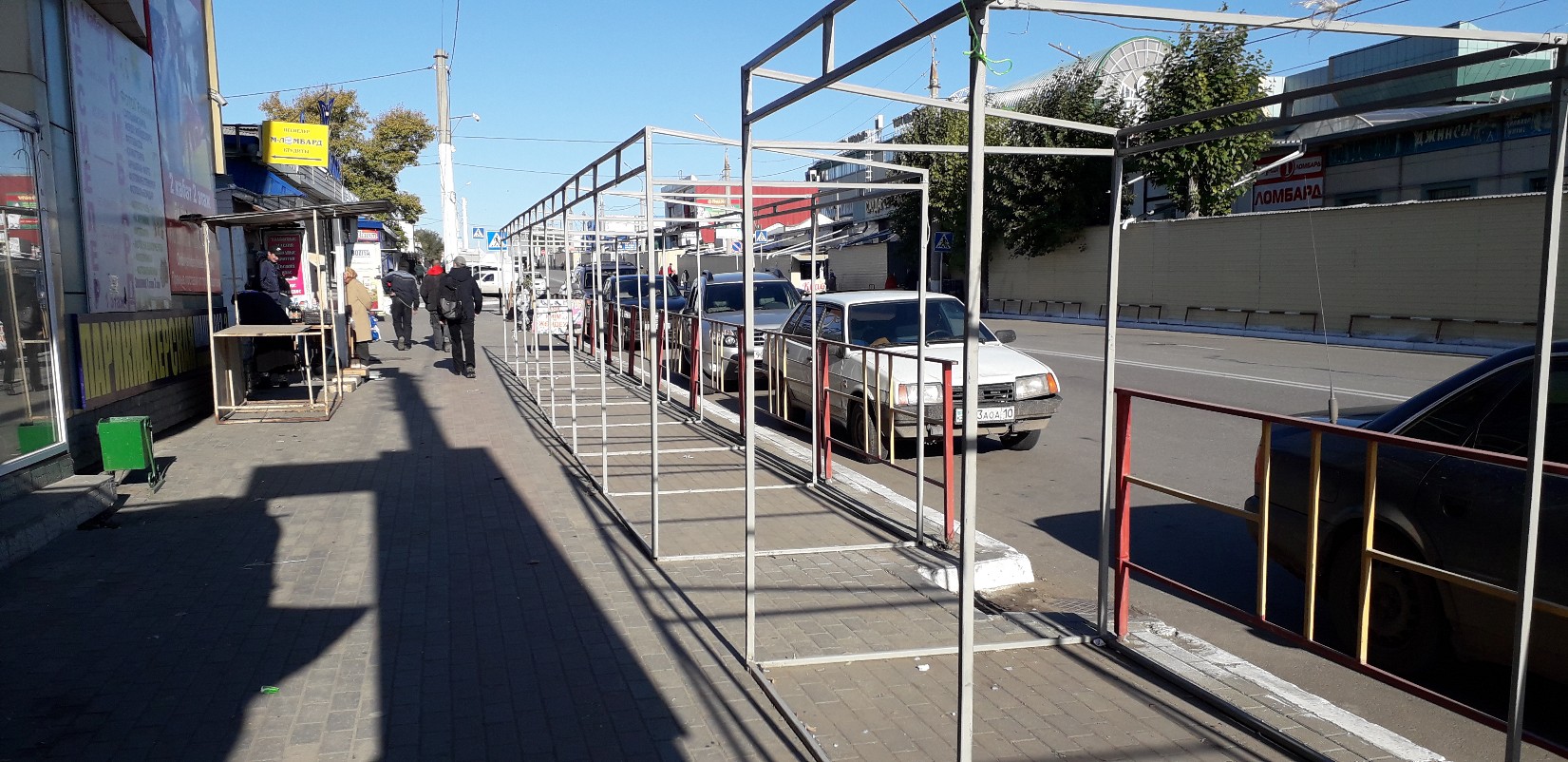 На улице Победы по многочисленным жалобам горожан начали разбирать торговые павильоны