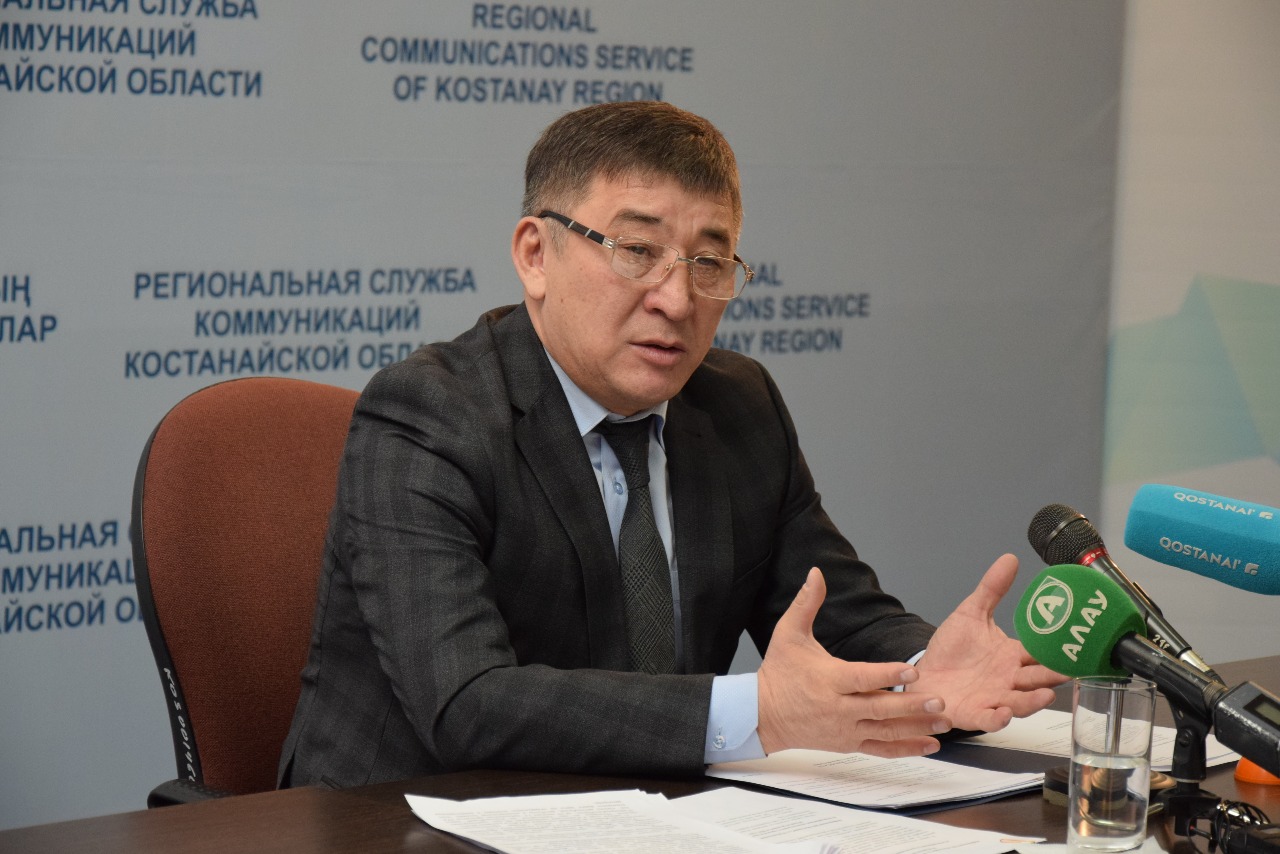Аким Кайрат Ахметов ответил костанайцам, которых не устраивает соляно-песчаная смесь на дорогах