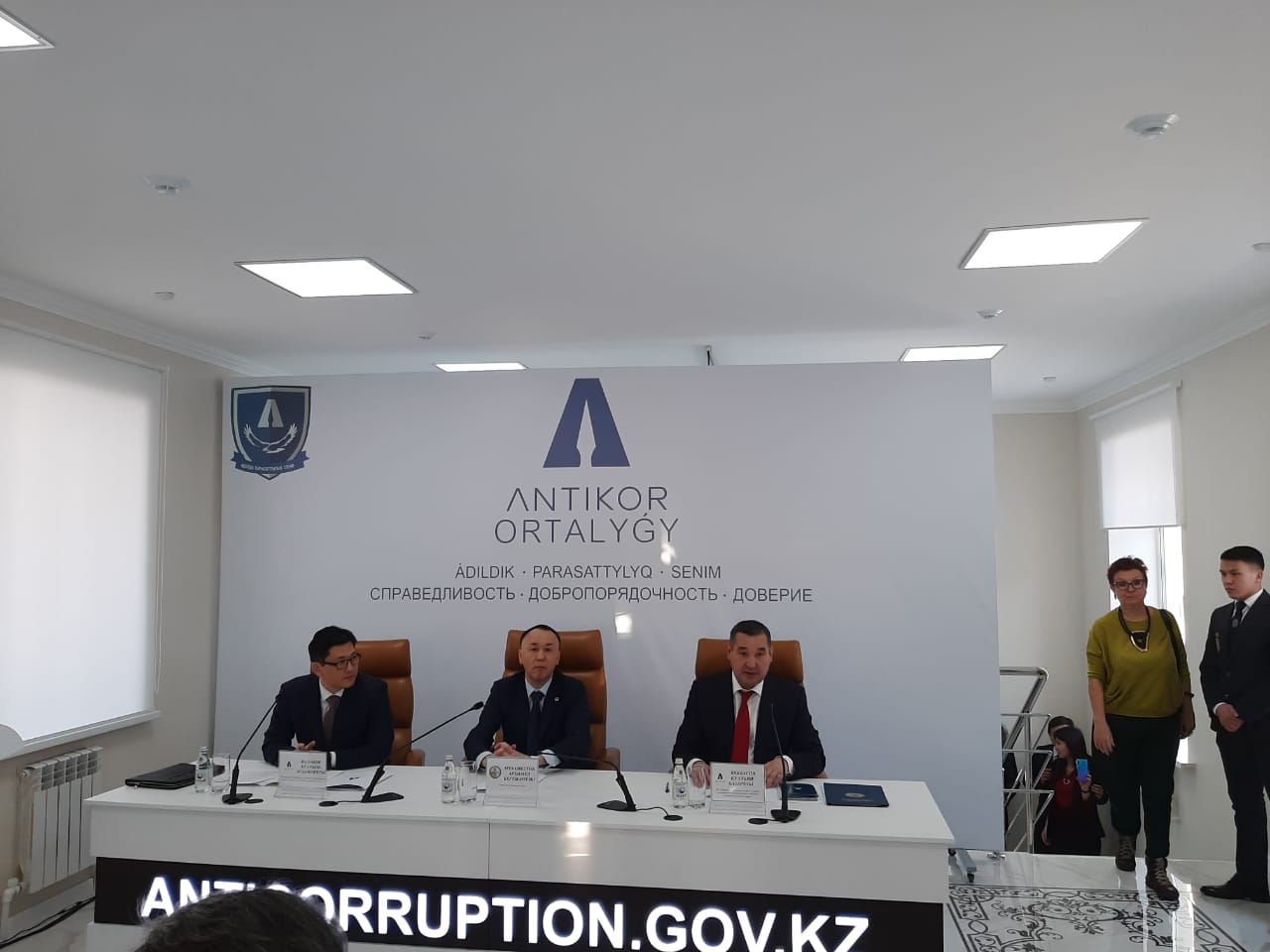 Антикор выходит в народ, открывая мост для простых людей