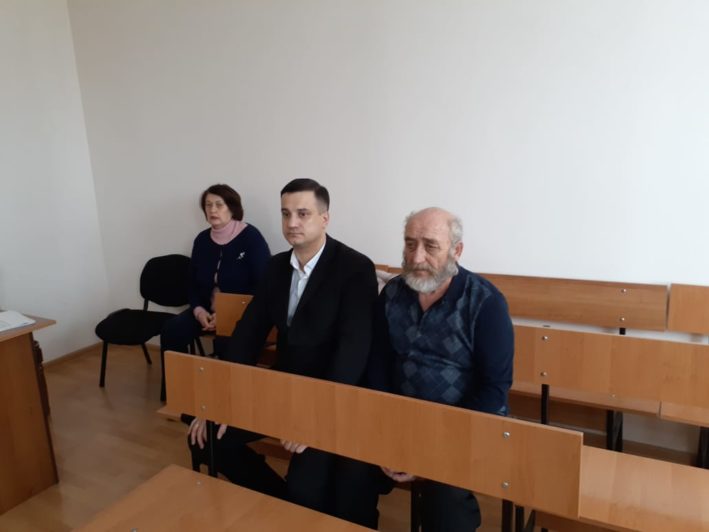 Водитель «Лексуса» и пенсионер, получивший от него телесные повреждения, примирились