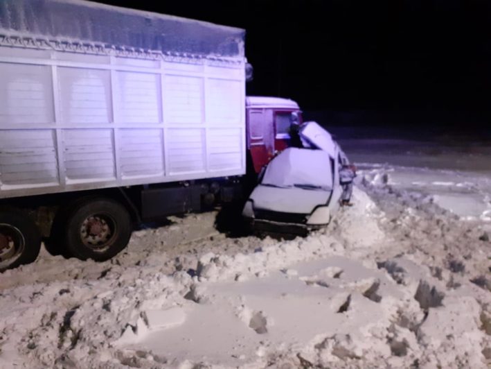 КамАЗ из Казахстана раздавил легковушку с людьми под Челябинском