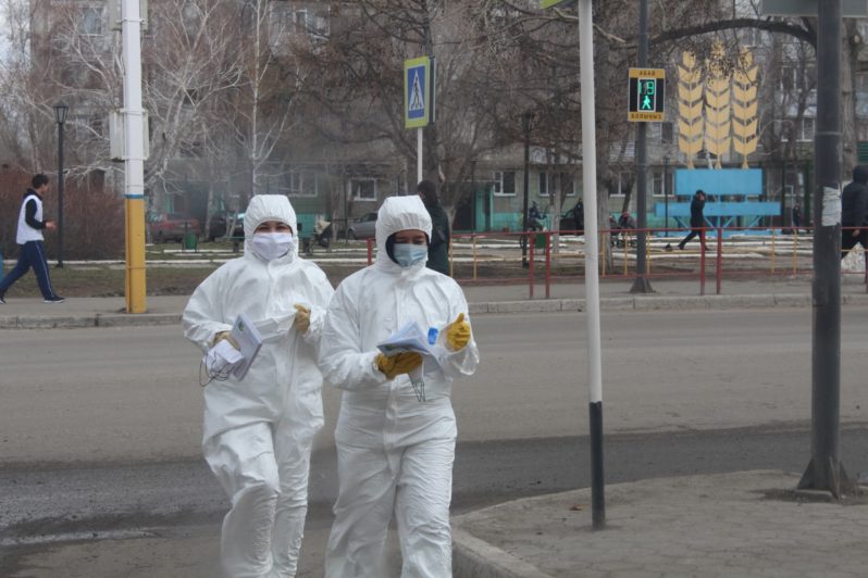 Жителям ДК»Строитель», не имеющих маски, пришли на помощь волонтеры