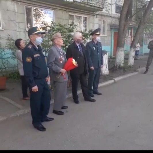 Воинская часть Костаная поздравила ветеранов Великой Отечественной войны