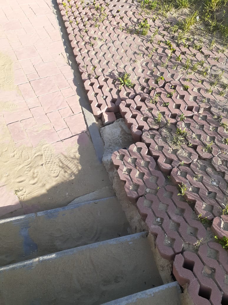 В парковой зоне набережной по ул. Гашека из года в год проваливается брусчатка