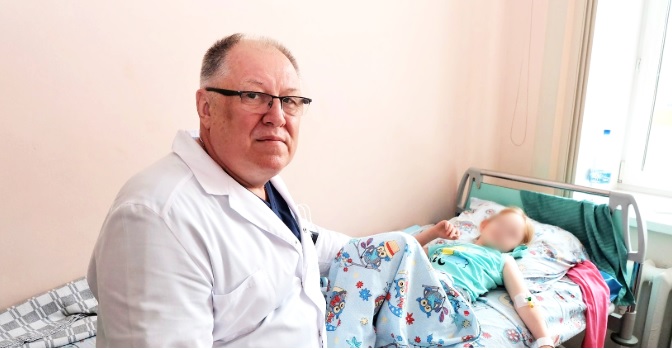 В Челябинске прооперировали казахстанскую девочку с двумя желудками