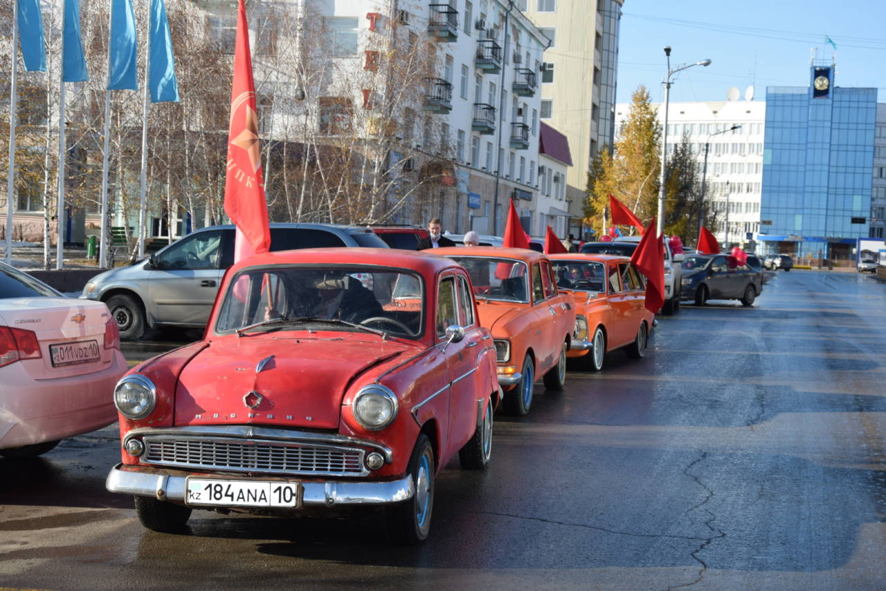 Автопробегом ретро-автомобилей отметили в Костанае день рождения комсомола