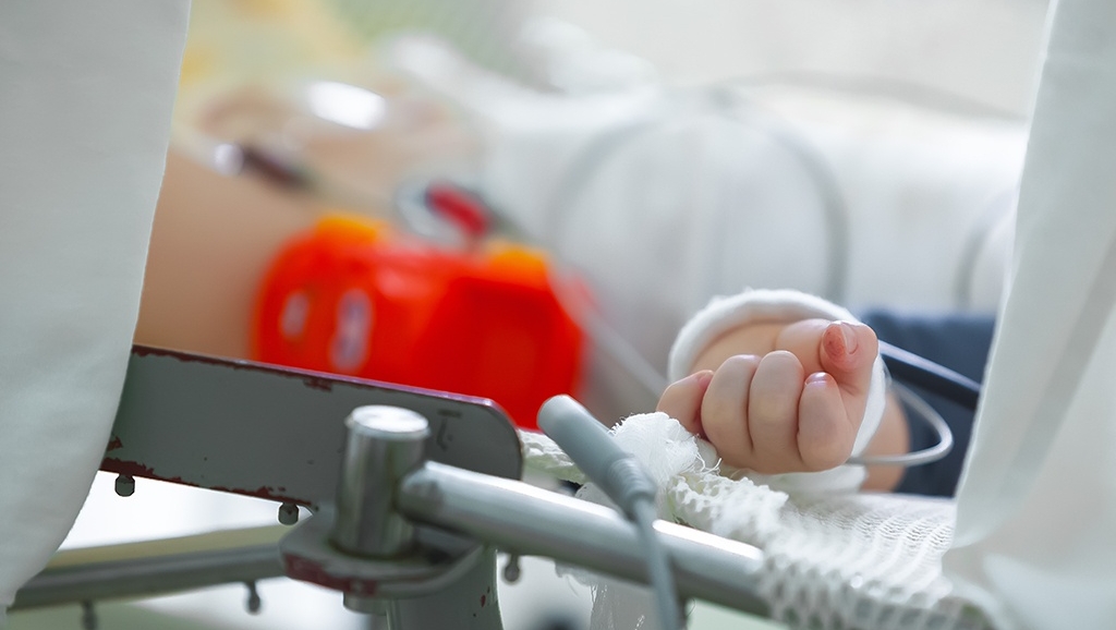 Убитая горем мать пытается разобраться, кто виноват в смерти ее 3-летней дочери в Костанайской области