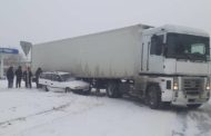 Легковой автомобиль столкнулся с фурой в Костанае