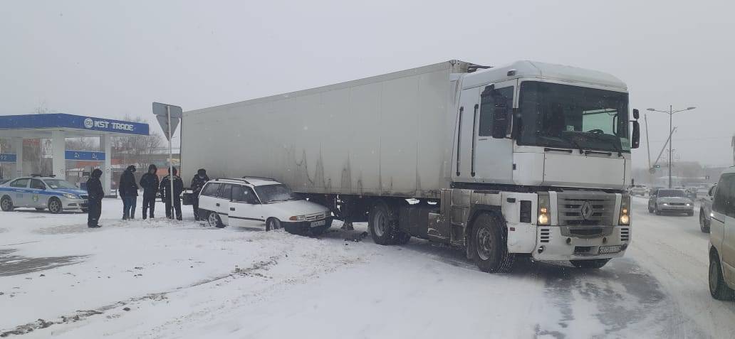 Легковой автомобиль столкнулся с фурой в Костанае