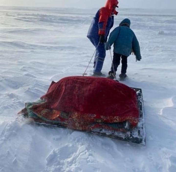 Больного до машины «скорой помощи» тащили на железе по снегу под Аркалыком
