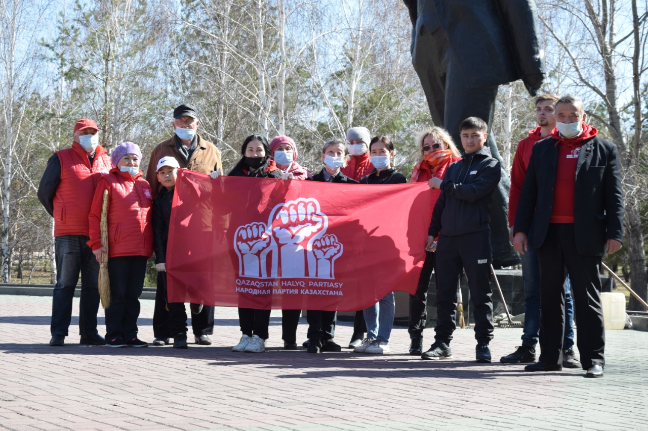 Члены Народной партии провели субботник возле памятника Ленина