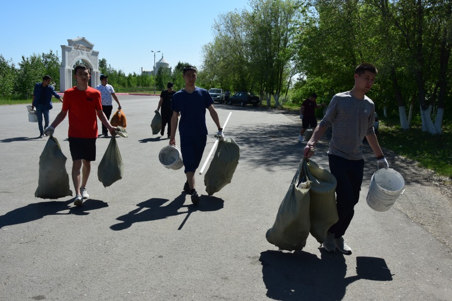 10 мешков мусора собрали волонтеры ОФ «Жанашыр бол» возле мавзолея Ыбрая Алтынсарина