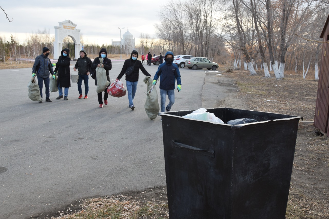 Студенттер сенбілікке шықты «Жанашыр бол» қоғамдық қорнының ұйымдастыруымен Ы.Алтынсарин кесенесінің маңайы қоқыстан тазартылды