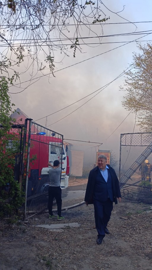 Крупный пожар в Костанае: огонь перекинулся на жилые дома