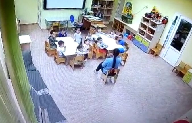 Воспитатель детского сада №61, одернувшая ребенка, который сломал ключицу, ушла в отпуск