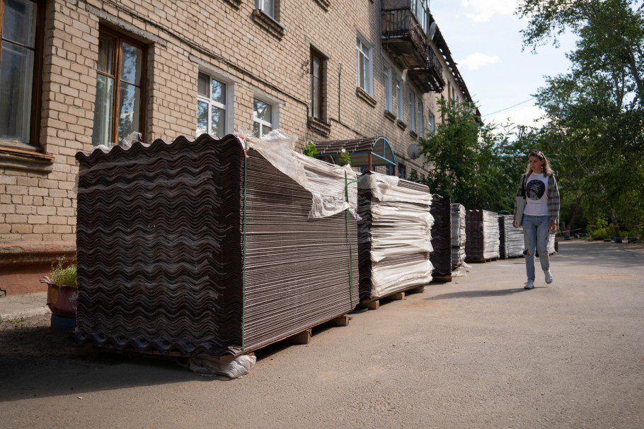 Спонсоры помогли жильцам костанайской многоэтажки с восстановлением кровли