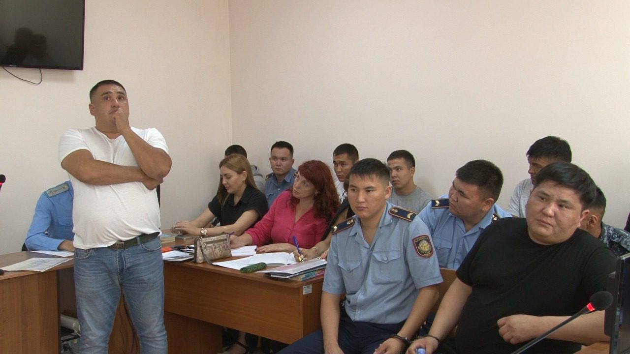 Судья во время процесса  нашел заначку у  супруга свидетельницы