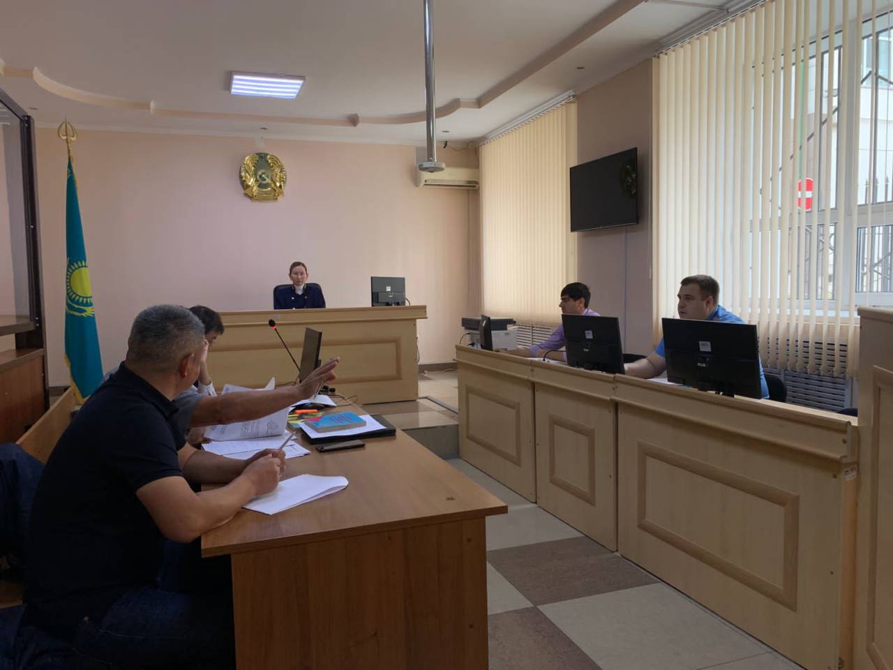 Суд по экс-сотруднику банка: гособвинитель попросил признать виновной, но освободить от наказания