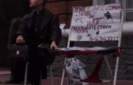«Они убивают дух города!» — в Костанае полиция прогнала с площади уличного поэта