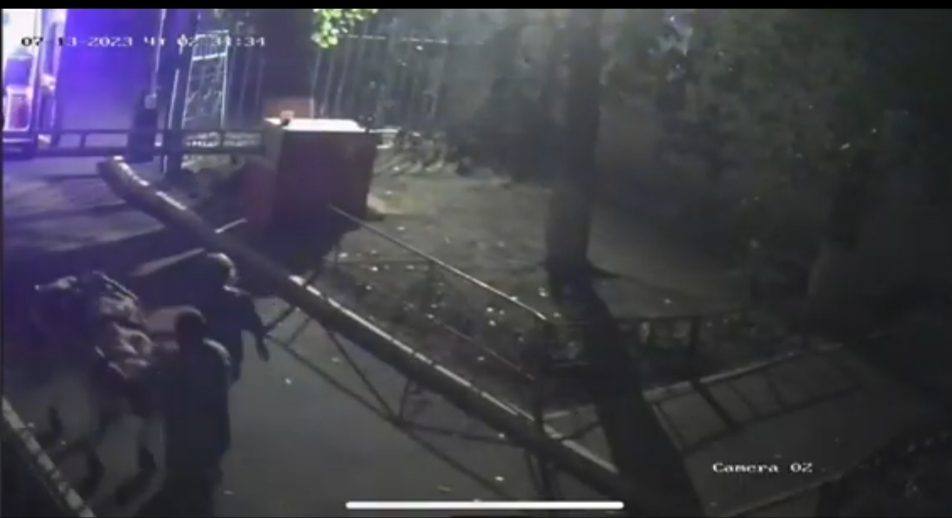 Скорая помощь не смогла проехать во двор многоэтажки в Костанае из-за шлагбаума