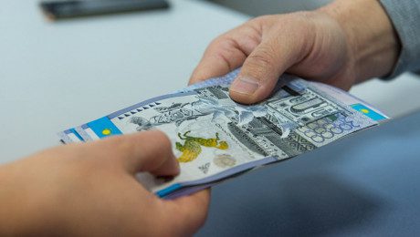Двух патрульных полицейских судят за получение взяток в Костанае 