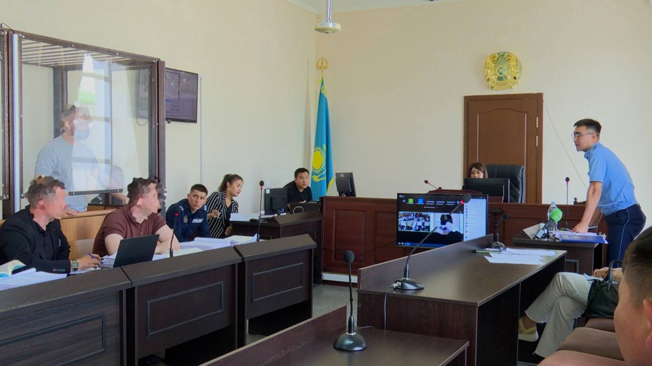 Подсудимый по делу «мясной» ОПГ в Костанае потребовал зачитать в суде все 1074 страницы обвинительного акта
