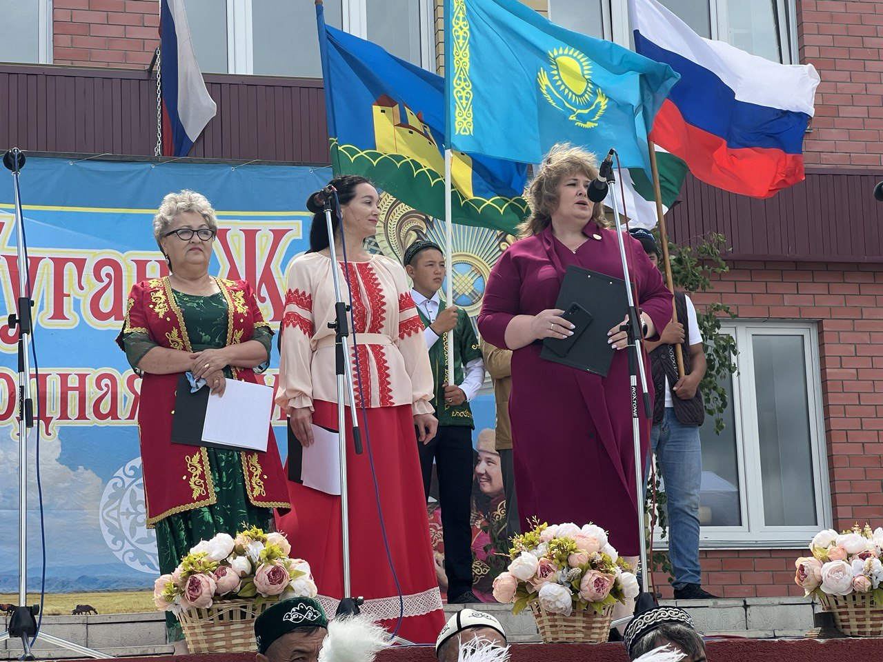 «Пусть эта проклятая война поскорее закончится», «Мира и добра» — эти пожелания чаще всего звучали на празднике «Туган жер»