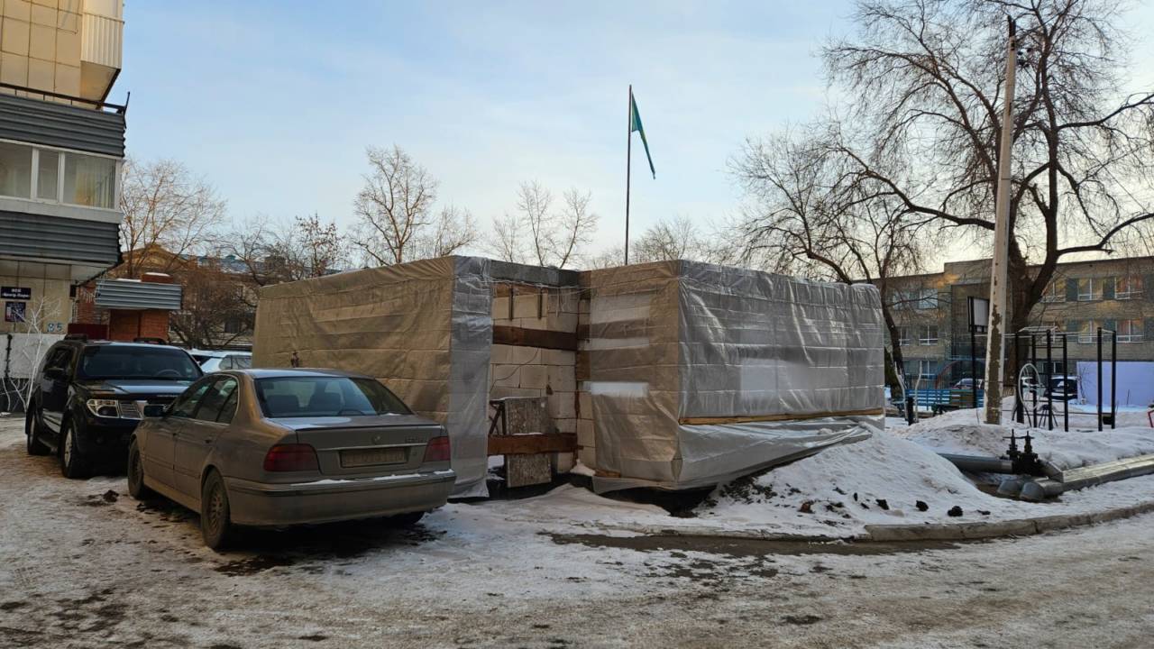 То снести, то передать на баланс: как чиновники в Костанае решают судьбу здания насосной станции, обслуживающей две многоэтажки