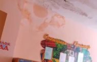 Қостанайдағы №14 балабақшаның шатыры ағып жатыр, балалар су жиналған бөлмеде ұйықтап жүр