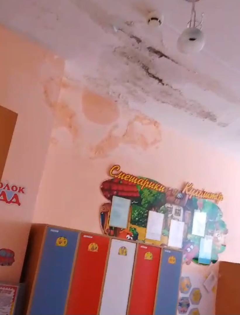 Қостанайдағы №14 балабақшаның шатыры ағып жатыр, балалар су жиналған бөлмеде ұйықтап жүр