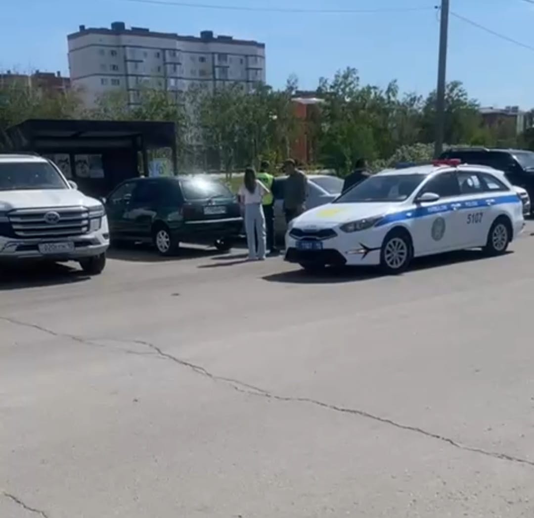 Знака нет, разметка как на парковке: четверых водителей оштрафовали за стоянку на автобусной остановке