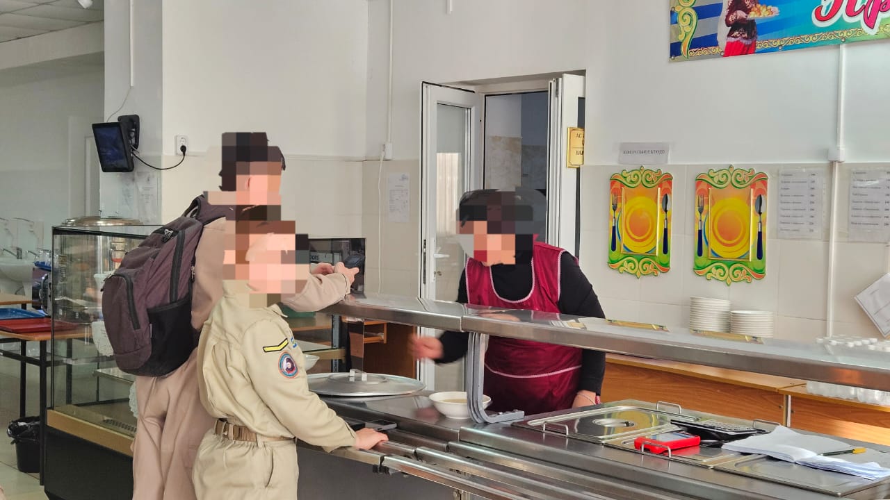Журналист «ТоболИнфо» вместе с родителями проверил пищу в школьной столовой, оказавшейся в центре скандала